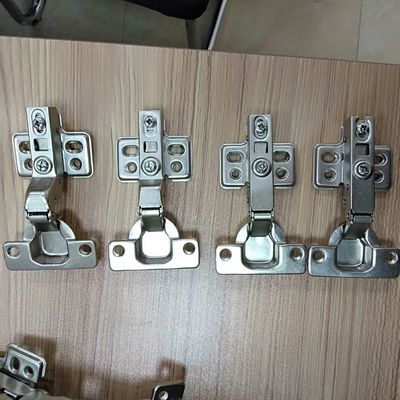 রান্নাঘর ক্যাবিনেটের মেটাল ডোরটি 40 মিমি কাপের উল্লম্ব খোলার পালিশ in