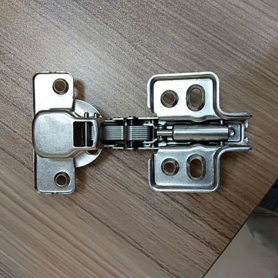 রান্নাঘর ক্যাবিনেটের মেটাল ডোরটি 40 মিমি কাপের উল্লম্ব খোলার পালিশ in